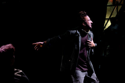 Een voorstelling met twee performers in een donkere theatertent.