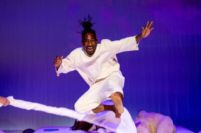 Twee personen breakdancen in een voorstelling.