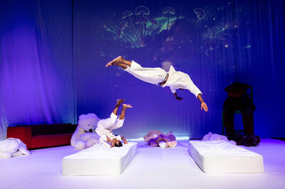 Twee personen breakdancen in een voorstelling.