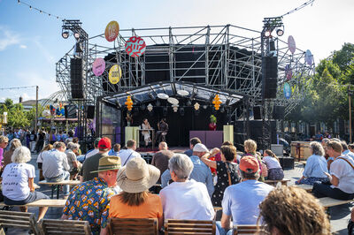 Talkshow met een spreker en een gast op het open podium tijdens Theaterfestival Boulevard.