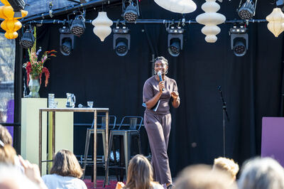 Talkshow met een spreker en een gast op het open podium tijdens Theaterfestival Boulevard.