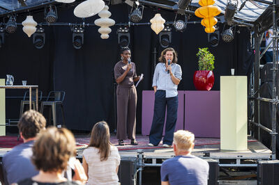 Talkshow met een spreker en een gast op het open podium tijdens Theaterfestival Boulevard.