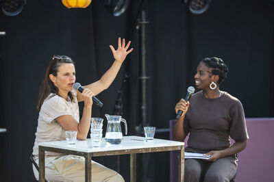 Talkshow met een spreker en een gast op het open podium tijdens Theaterfestival Boulevard.