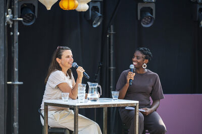 Talkshow met een spreker en een gast op het open podium tijdens Theaterfestival Boulevard.