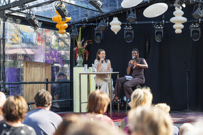 Talkshow met een spreker en een gast op het open podium tijdens Theaterfestival Boulevard.