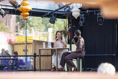 Talkshow met een spreker en een gast op het open podium tijdens Theaterfestival Boulevard.