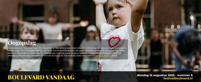 Kinderen in een creatieve activiteit, met een focus op beweging en saamhorigheid op een buitenlocatie.