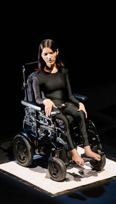 Een vrouw in een rolstoel.