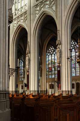 De binnenkant van de Sint Janskathedraal.