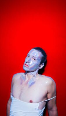 Foto van persoon met holografische make-up over hun hele gezicht.
