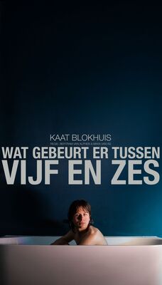 Foto van persoon in badkuip. Daarboven tekst: Kaat Blokhuis Wat gebeurt er tussen vijf en zes, regie Bertram van Alphen & Maya van As.