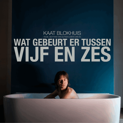 Foto van persoon in badkuip. Daarboven tekst: Kaat Blokhuis Wat gebeurt er tussen vijf en zes, regie Bertram van Alphen & Maya van As.