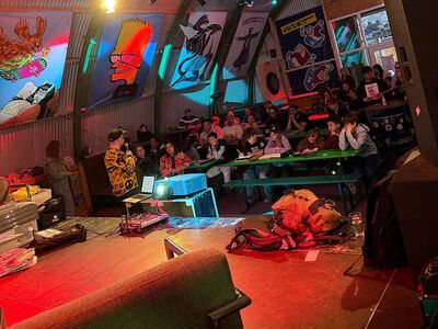 Tekenworkshop in een skatehal.
