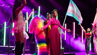 Kirsten van Teijn zingt op een podium omringd door dansers tijdens haar show CLUB QUEERSTEN.