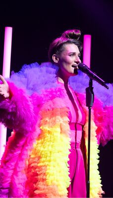 Kirsten van Teijn zingt op een podium.