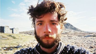 Selfie van persoon die recht de camera in kijkt.