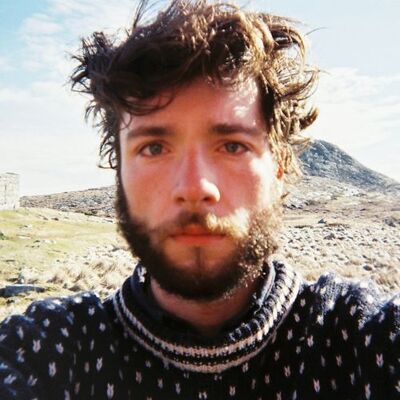 Selfie van persoon die recht de camera in kijkt.