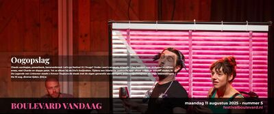 Afbeelding van een presentatie met sprekers op een podium en een kleurrijke achtergrond, gericht op een publiek.