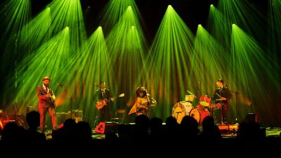 Foto van Michelle David & The True-Tones op het podium.