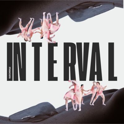 Een symmetrisch gespiegelde compositie van dansers in roze en perzikkleurige kleding die op een golvende, donkere ondergrond dansen tegen een witte achtergrond.