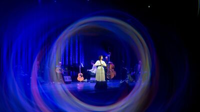 Een foto van zangeres Naaz & Amsterdam Andalusish Orkest op het podium.