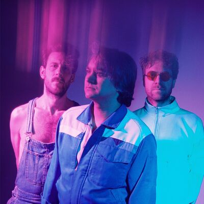 Een bandfoto van drie mensen.