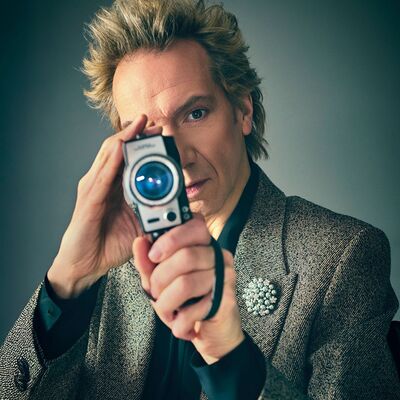 Persoon die door een eigen camera naar voor kijkt.
