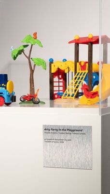 Kinderspeelgoed dat bestaat uit een trein, boom, klimrek en glijbaan.