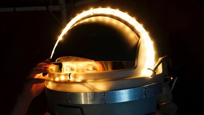 Het hoofd van een persoon in een verlichtte astronouten helm.