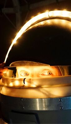 Het hoofd van een persoon in een verlichtte astronouten helm.