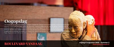 Beeld van een kunstwerk met een oude man en een papegaai. Achtergrond in rode en bruine tinten.