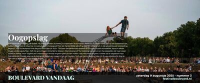 Alt-tekst: Een overzicht van een evenement met een menigte en een monument, onder een blauwe lucht.